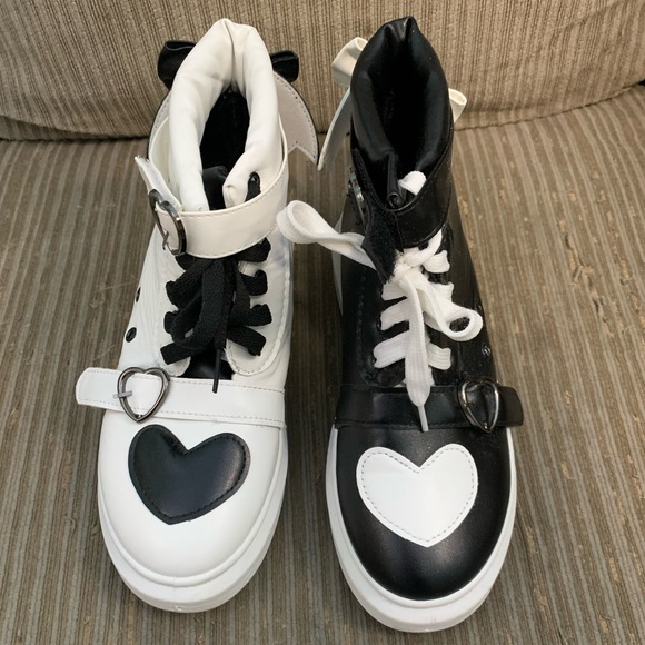 Shoes - Mismatched high top sneakers sz 7